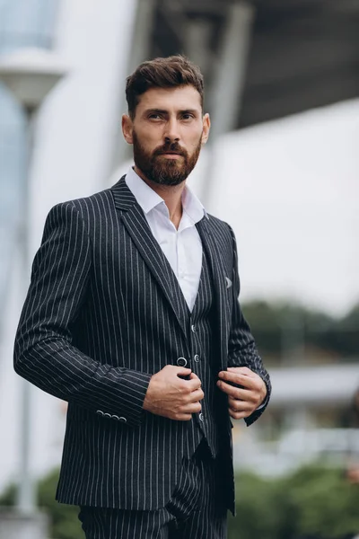 İki işadamı birlikte tartışıyor