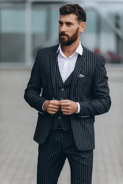 İki işadamı birlikte tartışıyor