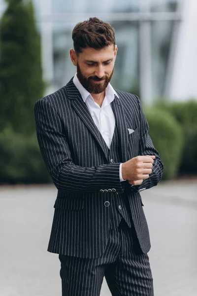 İki işadamı birlikte tartışıyor