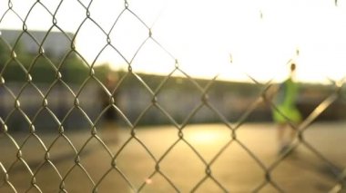 Çocuklar bir köyde gün ışığında futbol oynuyorlar. Yavaş çekim.