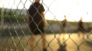 Çocuklar bir köyde gün ışığında futbol oynuyorlar. Yavaş çekim.