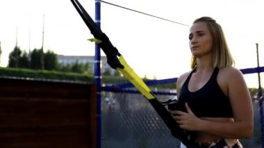 Egzersiz sırasında lastik bant ile çömelme spor genç çekici kadın yakın çekim