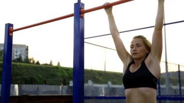 Güzel fitness kız pull up spor egzersiz yapıyor. Bir spor salonunda kaslı kadın egzersiz. İnce atletik kas fitness kız spor salonunda egzersiz uygun. Çekici fitness kadın eğitim zor.