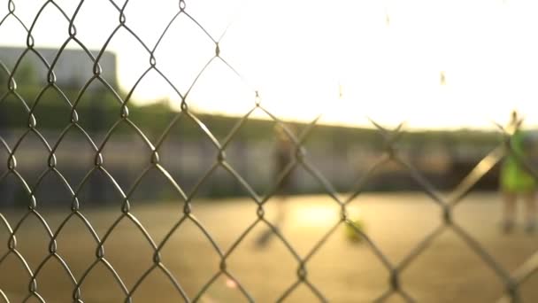 子供たちは村で太陽の下でサッカーをしている スローモーション — ストック動画