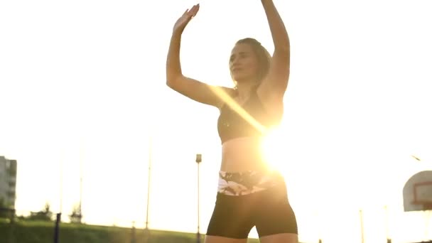 穿着运动服的年轻漂亮女人在锻炼期间蹲着橡皮筋的特写镜头 — 图库视频影像