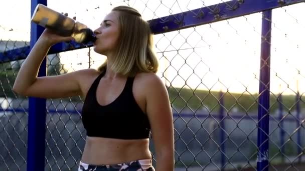 Atleet Vrouw Het Drinken Van Water Uit Fles Slow Motion — Stockvideo