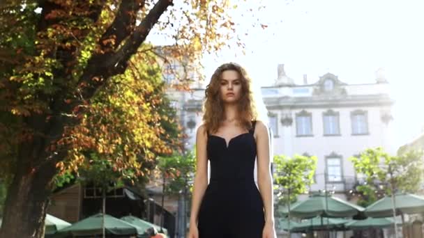 Jolie Femme Bouclée Souriante Dans Look Élégant Marche Toute Confiance — Video
