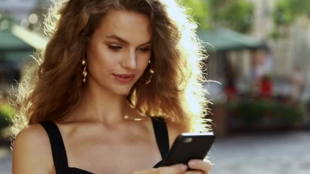 Retrato Uma Menina Feliz Atenciosa Whith Telefone — Vídeo de Stock