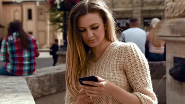 Vacker Kvinna Med Charmiga Leende Promenader Gatan Och Använda Mobiltelefon — Stockvideo