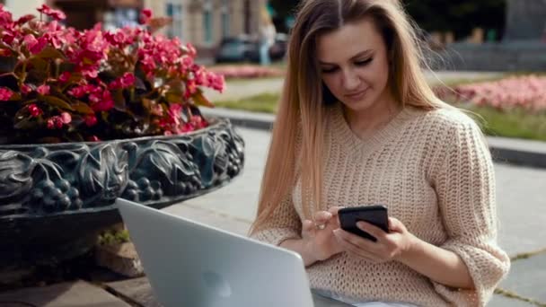 Gyönyörű Bájos Mosollyal Séta Utcán Használja Mobiltelefon Modern Napszemüveg Divatos — Stock videók