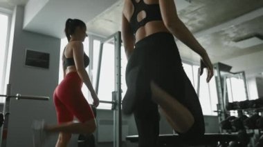 Spordan önce bacakları ısıtan güçlü kızlar.