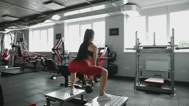 Atletisch meisje doet fitness oefeningen voor benen met halter — Stockvideo