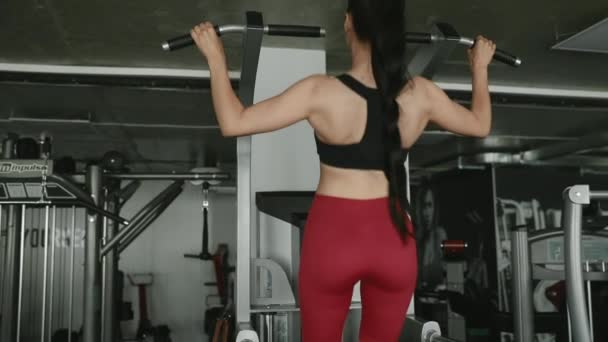 Atletisk Ung Kvinna Gröda Topp Och Svarta Leggings Drar Upp — Stockvideo