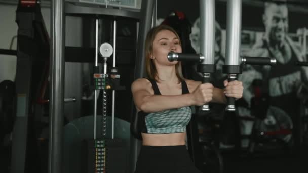 Sebevědomá Fitness Dívka Tmavými Vlasy Sportovním Oblečení Pomocí Posilovny Simulátor — Stock video