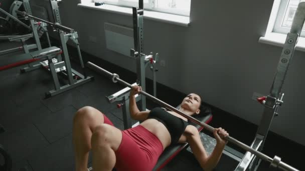 Geconcentreerd Sterk Meisje Sportkleding Doet Oefeningen Met Lange Halter Bank — Stockvideo