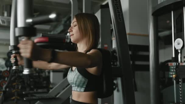 Pewna Siebie Fitness Dziewczyna Ciemnymi Włosami Odzieży Sportowej Pomocą Symulatora — Wideo stockowe