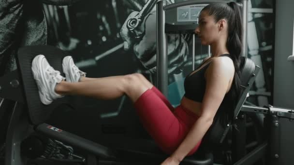 Schöne Junge Frau Sport Und Leggings Atmet Tief Durch Während — Stockvideo