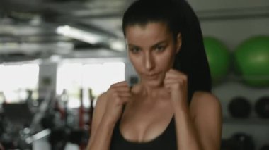 Kendine güvenen, siyah saçlı, sporcu, profesyonel olarak sağlık kulübünde üst düzey boks yapan, birinci şahıs görüşlü bir kız. Etkileyici aktif kadın kendini nasıl savunduğunu inceliyor..