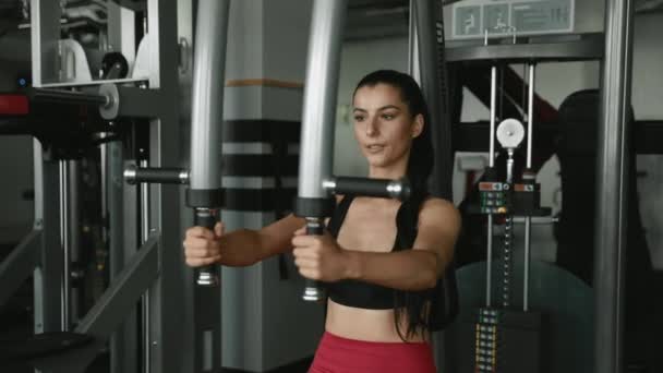 Sebevědomá Fitness Dívka Tmavými Vlasy Sportovním Oblečení Pomocí Posilovny Simulátor — Stock video