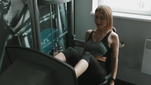 Vacker Ung Kvinna Sport Och Leggings Andas Djupt Medan Gör — Stockvideo