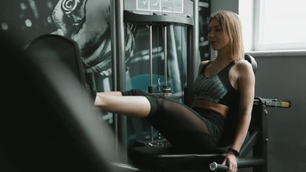 Mooie Jonge Vrouw Sport Beha Leggings Diep Ademhaling Terwijl Het — Stockvideo