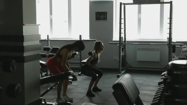 Charmig Hälsosam Tränare Sportkläder Kontrollerar Sin Kvinnliga Klient Utför Knäböj — Stockvideo