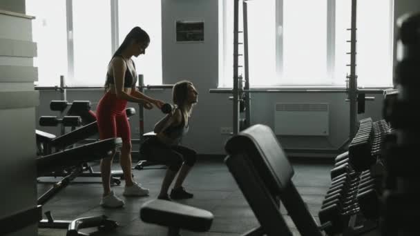 Treinador Saudável Encantador Roupas Esportivas Controlando Seu Cliente Feminino Durante — Vídeo de Stock