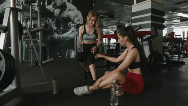 Lindas Meninas Esportivas Relaxando Ginásio Entre Exercícios Água Potável Conversando — Vídeo de Stock