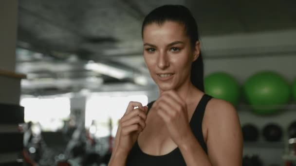 Menina Forte Confiante Com Cabelos Escuros Esporte Cultura Top Boxe — Vídeo de Stock