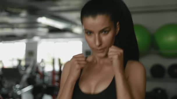 Chica Fuerte Confianza Con Pelo Oscuro Deporte Top Boxeo Profesional — Vídeo de stock