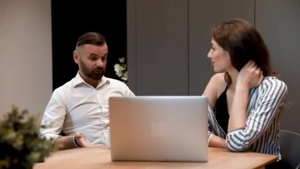 Atractiva Dama Camisa Rayas Sentada Mesa Con Taza Café Hablando — Vídeos de Stock