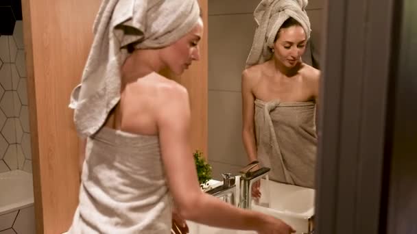 Wanita cantik yang sedang mencuci handuk dengan sabun di kamar mandi — Stok Video