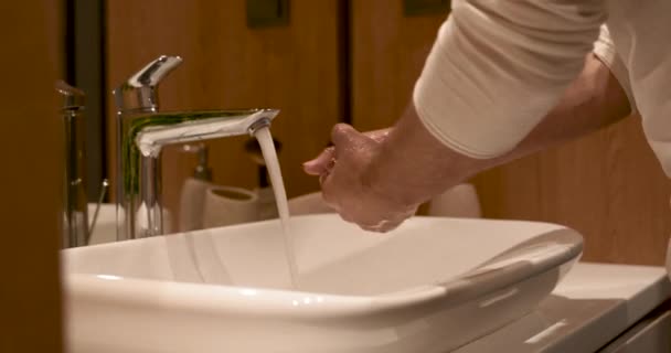 Close up de homem lavar as mãos com sabão na pia branca — Vídeo de Stock