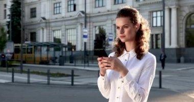 Gezmek için gezici yeni yerler arayan kadın turist