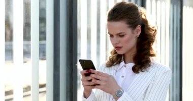 Sosyal ağlarda sohbet etmek için akıllı telefon kullanan kız