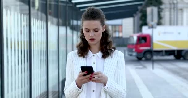 Charmante femme d'affaires commande taxi dans l'application mobile — Video