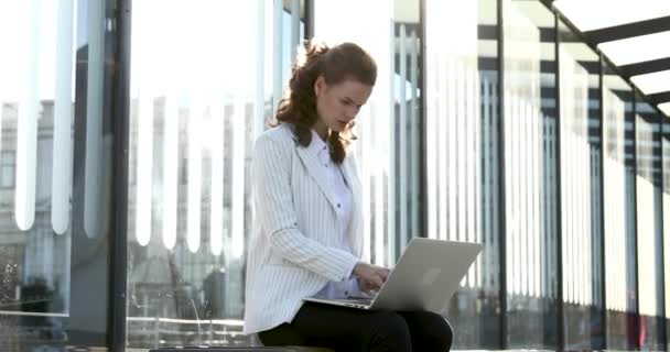 Frau chattet mit Geschäftspartnern am Laptop — Stockvideo