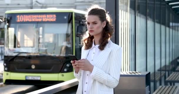 Geschäftsfrau liest gute Nachrichten auf Smartphone im Freien — Stockvideo