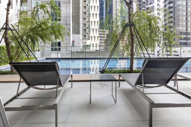 Bangkok 'ta yüksek bir binanın tepesinde yüzme havuzu.