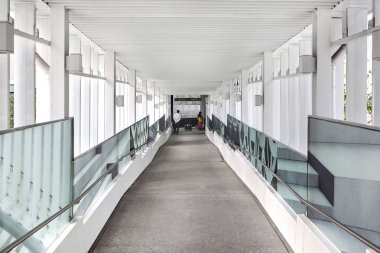 Modern apartmanda yürüyüş yolu