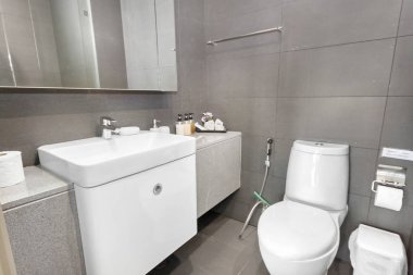  Küçük temiz beyaz banyo.