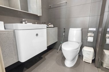  Küçük temiz beyaz banyo.