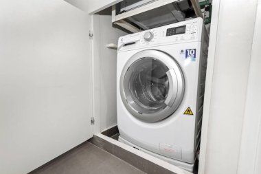 Modern apartmandaki küçük çamaşır odası.