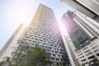 Bulanık, ağaçlı modern bina için karınca görünümü