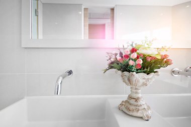 Beyaz lavabo banyo
