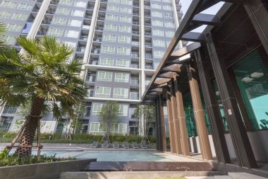 Modern yapılı yüzme havuzu