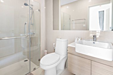 Beyaz banyo apartman dairesinde. 