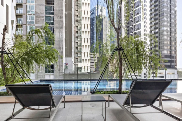 Bangkok 'ta yüksek bir binanın tepesinde yüzme havuzu.