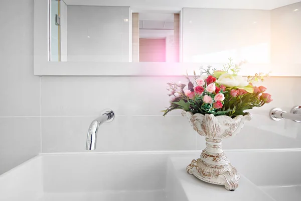 Beyaz lavabo banyo