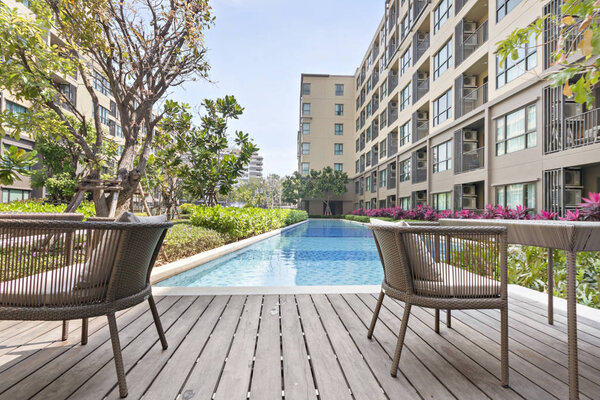 Бассейн с современным зданием
